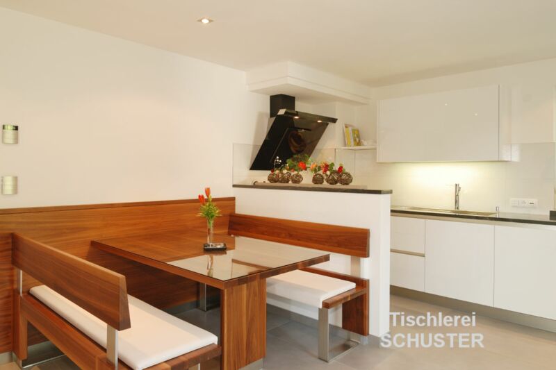 Küche in Hochglanz weiss mit Canaleto-Nuss und weissem Leder - image 01