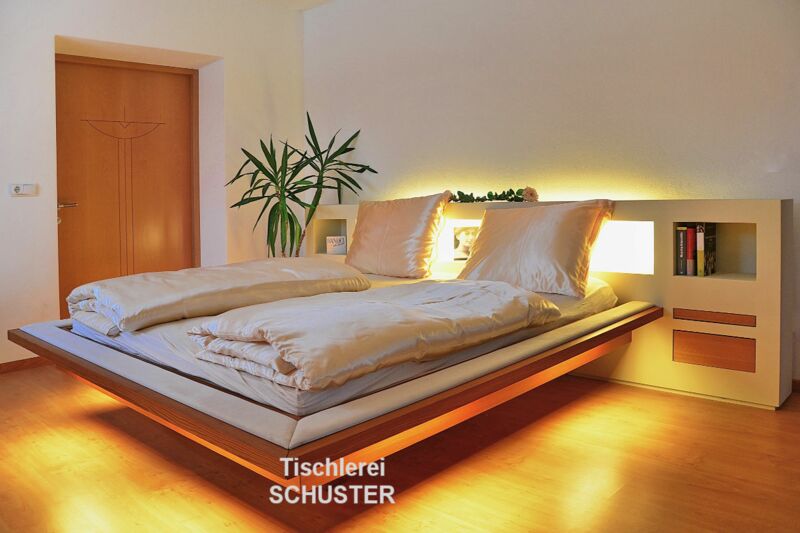 Designerbett in Lärche und Leder