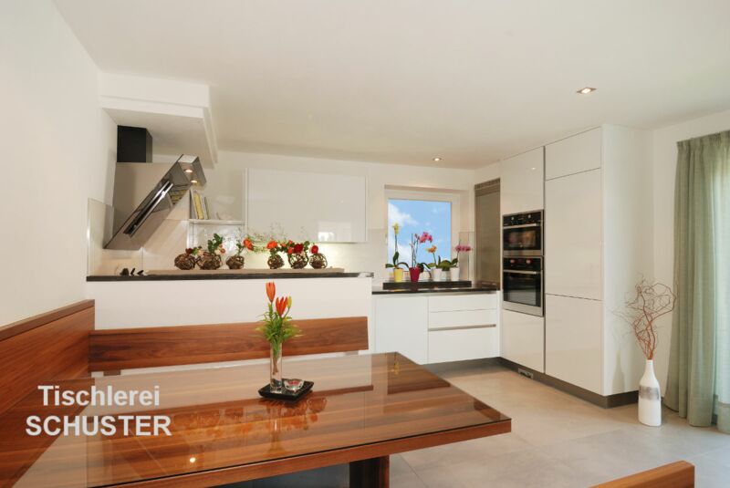 Küche in Hochglanz weiss mit Canaleto-Nuss und weissem Leder - image 02