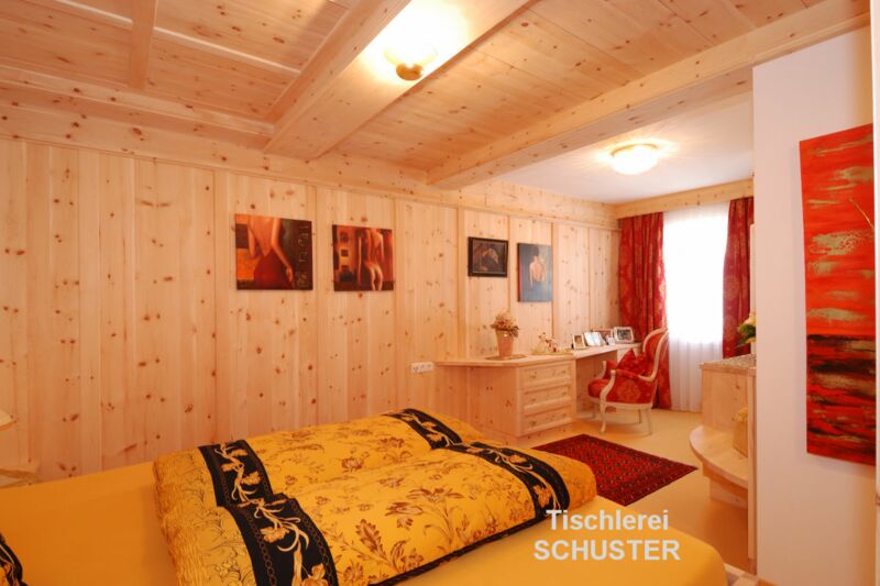 camera da letto con rivestimento parete e mobili in pino cembro - image 02