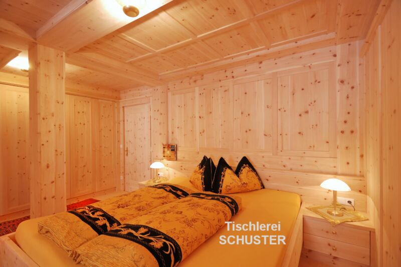 camera da letto con rivestimento parete e mobili in pino cembro - image 01
