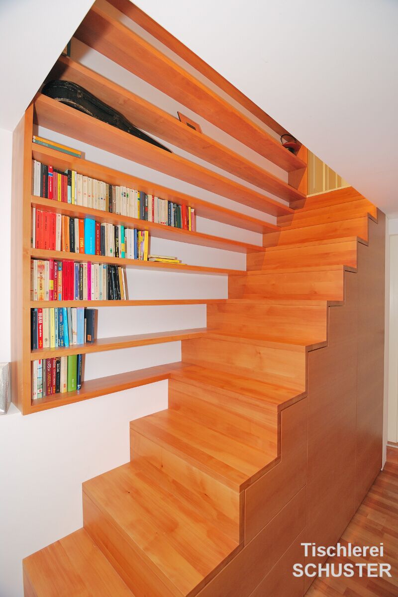 Wohnung in Elsbeere - Schranktreppe mit Bibliothek